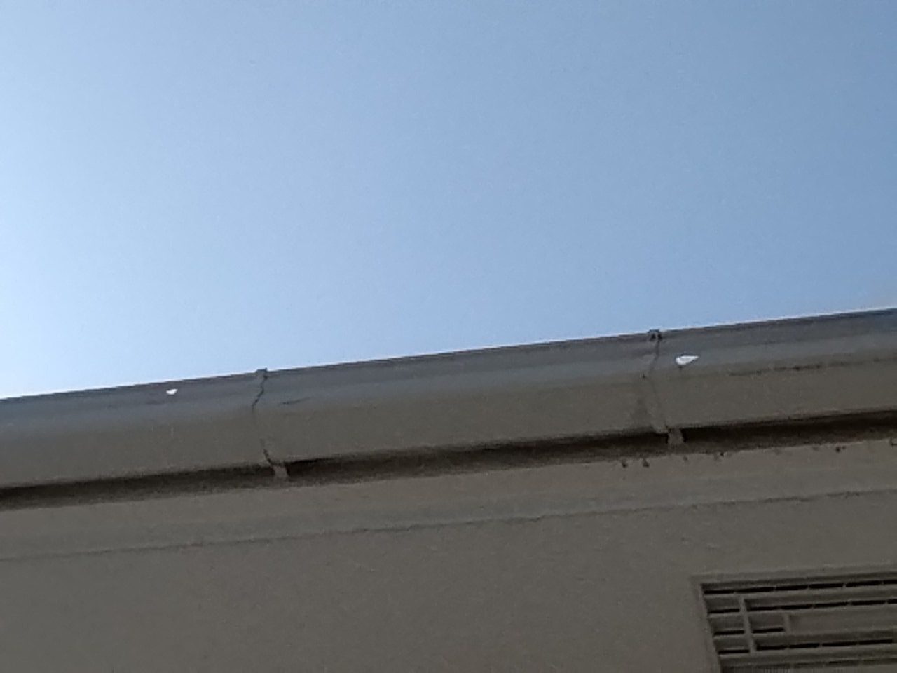 雹被害　軒樋(軒どい)貫通